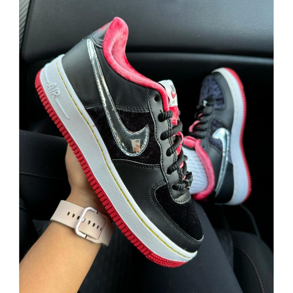 A20 SIZE 5.5Y | 7 WOMEN'S NIKE AIR FORCE 1 LOW PREMIUM HOUSTON BLACK /RED DZ5296